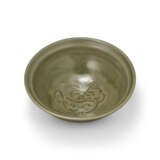 A CARVED YAOZHOU CELADON 'FLORAL' BOWL - фото 3