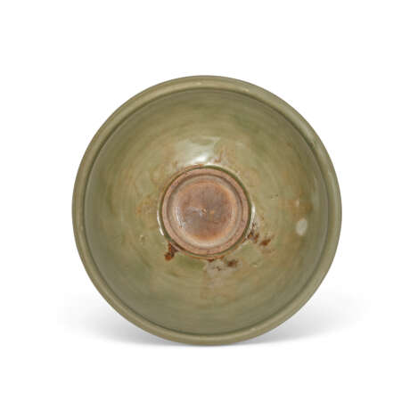 A CARVED YAOZHOU CELADON 'FLORAL' BOWL - фото 4 A CARVED YAOZHOU CELADON 'FLORAL' BOWL - фото 4
