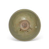 A CARVED YAOZHOU CELADON 'FLORAL' BOWL - фото 4
