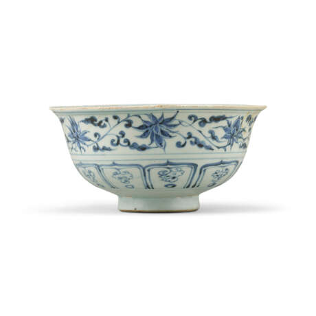 A RARE BLUE AND WHITE ‘MANDARIN DUCKS’ BOWL - photo 1
