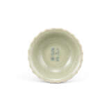 A SMALL CELADON-GALZED FOLIATE DISH - фото 1