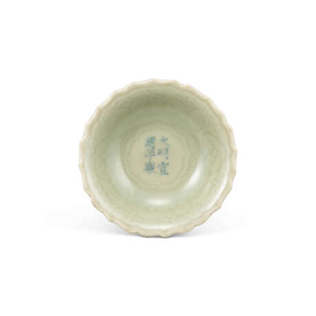 A SMALL CELADON-GALZED FOLIATE DISH - фото 1