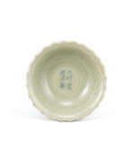 Блюда и подносы (Предметы обихода, Посуда и сервировка стола). A SMALL CELADON-GALZED FOLIATE DISH