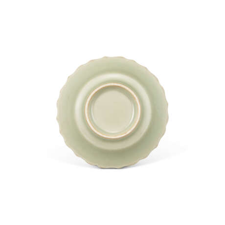 A SMALL CELADON-GALZED FOLIATE DISH - фото 2