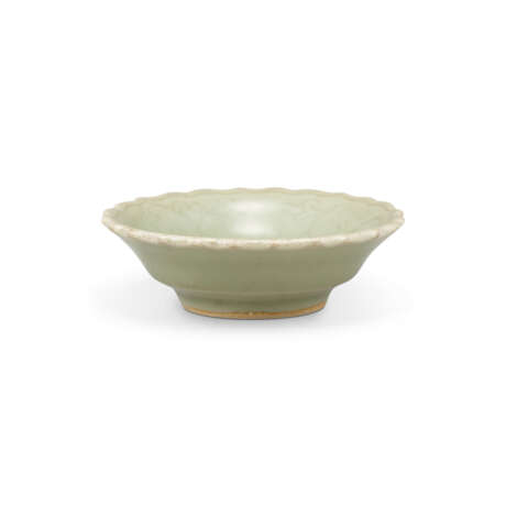 A SMALL CELADON-GALZED FOLIATE DISH - фото 3