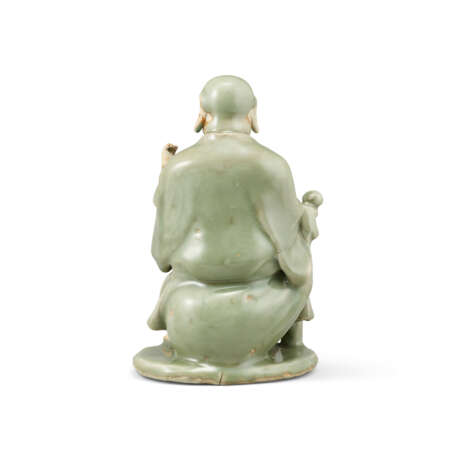 A LONGQUAN CELADON-GLAZED FIGURE OF BUDAI - фото 2