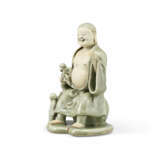 A LONGQUAN CELADON-GLAZED FIGURE OF BUDAI - фото 3