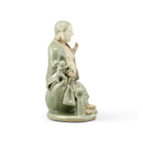 A LONGQUAN CELADON-GLAZED FIGURE OF BUDAI - фото 4