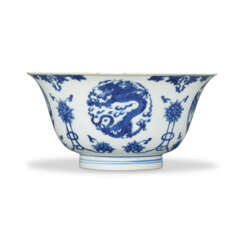A BLUE AND WHITE ‘DRAGON AND PHOENIX’ BOWL