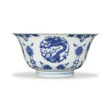 A BLUE AND WHITE ‘DRAGON AND PHOENIX’ BOWL - фото 1