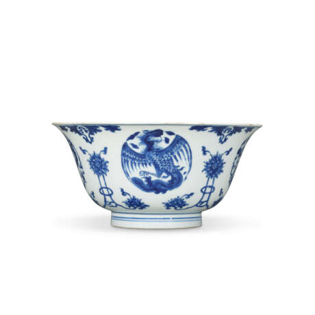 A BLUE AND WHITE ‘DRAGON AND PHOENIX’ BOWL - фото 2