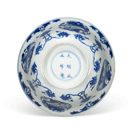 A BLUE AND WHITE ‘DRAGON AND PHOENIX’ BOWL - фото 3