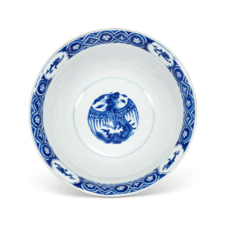A BLUE AND WHITE ‘DRAGON AND PHOENIX’ BOWL - фото 4