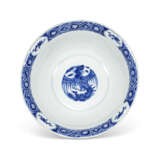 A BLUE AND WHITE ‘DRAGON AND PHOENIX’ BOWL - фото 4