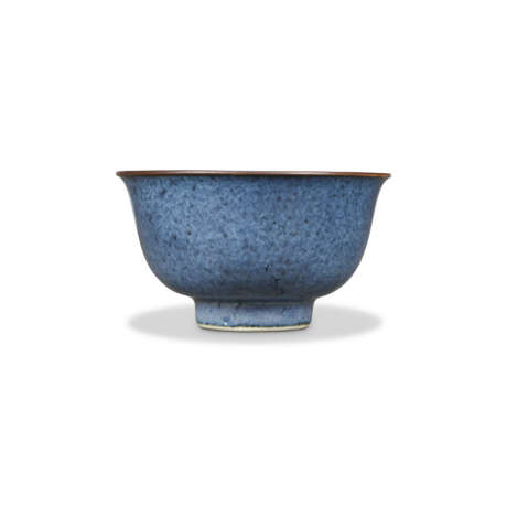 A POWDER-BLUE-GLAZED AND BLUE AND WHITE 'LI BAI' CUP - фото 1