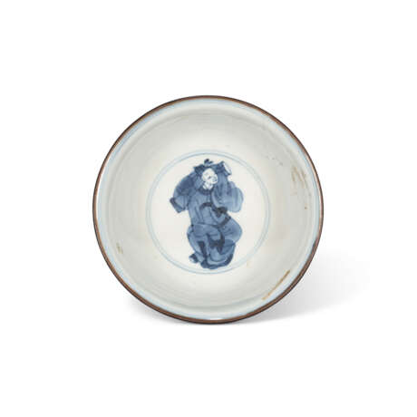 A POWDER-BLUE-GLAZED AND BLUE AND WHITE 'LI BAI' CUP - фото 2