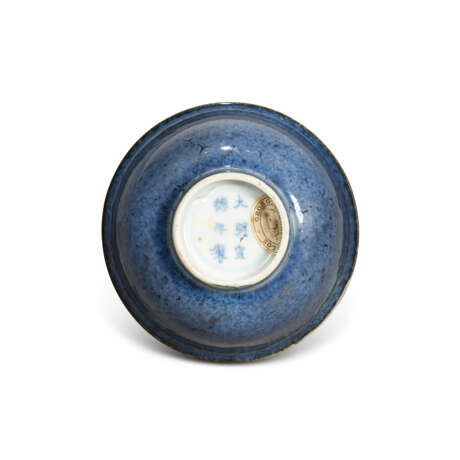 A POWDER-BLUE-GLAZED AND BLUE AND WHITE 'LI BAI' CUP - фото 3