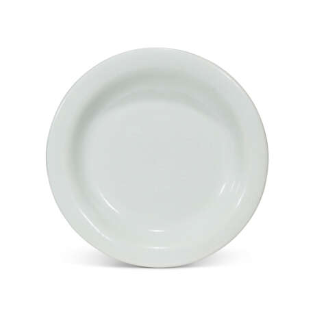 A DEHUA INCISED ‘PEONY’ DISH - фото 1