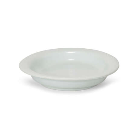 A DEHUA INCISED ‘PEONY’ DISH - фото 2