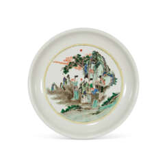 A LARGE FAMILLE VERTE 'BIRTHDAY' CHARGER