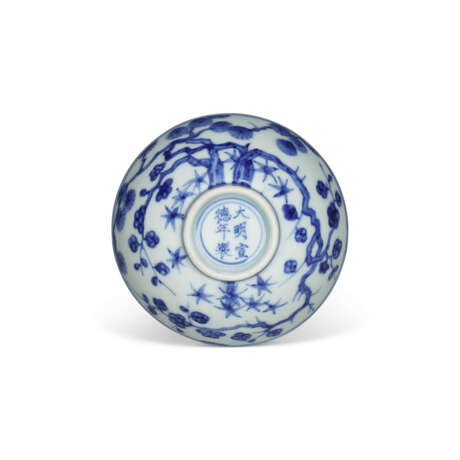 A PAIR OF SMALL BLUE AND WHITE ‘THREE FRIENDS OF WINTER’ BOWLS - photo 2