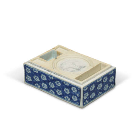 AN INSCRIBED BLUE AND WHITE ‘RED CLIFF’ INK STONE AND COVER - photo 4