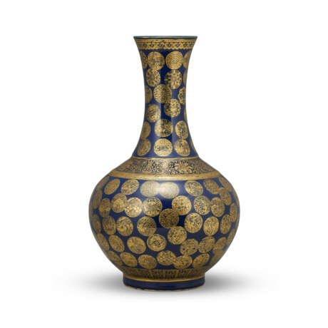 A GILT-DECORATED BLUE-GROUND ‘MEDALLIONS’ BOTTLE VASE - photo 2