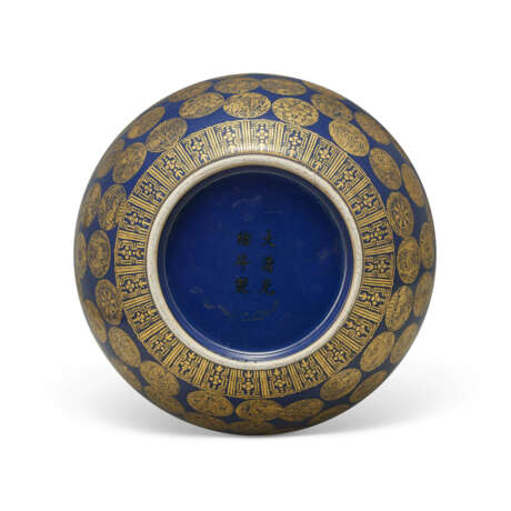 A GILT-DECORATED BLUE-GROUND ‘MEDALLIONS’ BOTTLE VASE - photo 3
