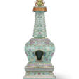 A TURQUOISE-GROUND FAMILLE ROSE ‘LOTUS’ BUDDHIST STUPA - Prix des enchères