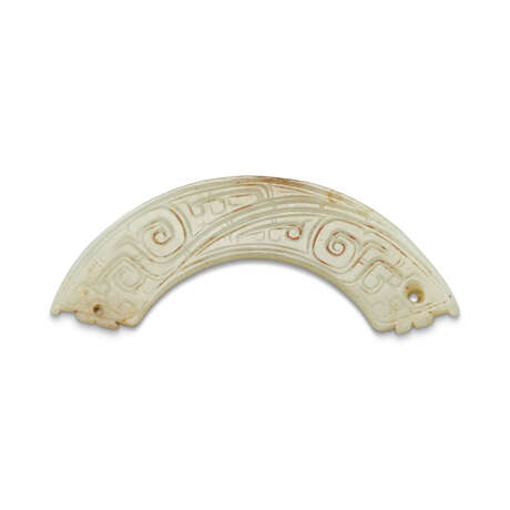 A WHITE JADE 'DRAGON' HUANG - фото 1