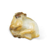 A WHITE JADE CARVING OF A DEER - Foto 2