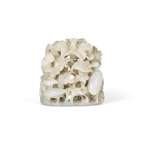 A RETICULATED JADE ‘LOTUS AND EGRET’ FINIAL - Foto 1