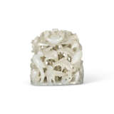 A RETICULATED JADE ‘LOTUS AND EGRET’ FINIAL - Foto 3