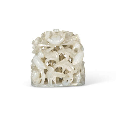 A RETICULATED JADE ‘LOTUS AND EGRET’ FINIAL - Foto 3