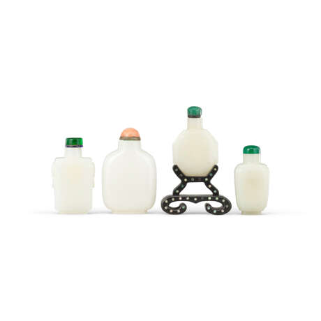 A GROUP OF FOUR WHITE JADE SNUFF BOTTLES - Foto 1
