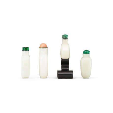 A GROUP OF FOUR WHITE JADE SNUFF BOTTLES - Foto 2