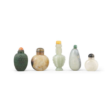 A GROUP OF FIVE HARDSTONE SNUFF BOTTLES - photo 2