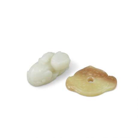 A YELLOW JADE BI AND A WHITE JADE 'LION' GROUP - photo 1
