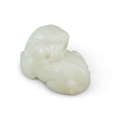 A YELLOW JADE BI AND A WHITE JADE 'LION' GROUP - photo 3