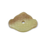 A YELLOW JADE BI AND A WHITE JADE 'LION' GROUP - photo 4