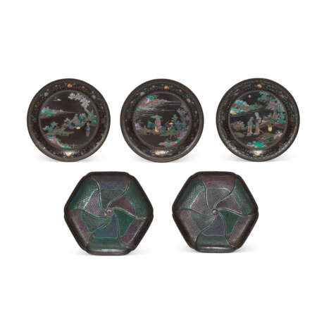 THREE MOTHER-OF-PEARL-INLAID AND GOLD FOILED LACQUER DISHES AND TWO MOTHER-OF-PEARL-INLAID FLORAL-FORM HEXAGONAL LACQUER DISHES - фото 1