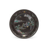 THREE MOTHER-OF-PEARL-INLAID AND GOLD FOILED LACQUER DISHES AND TWO MOTHER-OF-PEARL-INLAID FLORAL-FORM HEXAGONAL LACQUER DISHES - фото 2