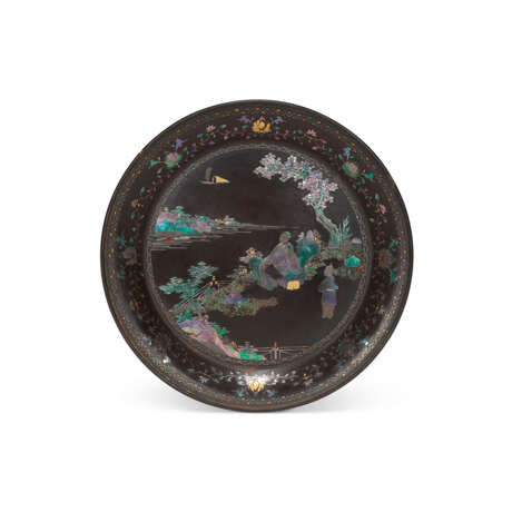 THREE MOTHER-OF-PEARL-INLAID AND GOLD FOILED LACQUER DISHES AND TWO MOTHER-OF-PEARL-INLAID FLORAL-FORM HEXAGONAL LACQUER DISHES - фото 2