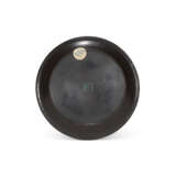 THREE MOTHER-OF-PEARL-INLAID AND GOLD FOILED LACQUER DISHES AND TWO MOTHER-OF-PEARL-INLAID FLORAL-FORM HEXAGONAL LACQUER DISHES - фото 3