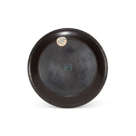 THREE MOTHER-OF-PEARL-INLAID AND GOLD FOILED LACQUER DISHES AND TWO MOTHER-OF-PEARL-INLAID FLORAL-FORM HEXAGONAL LACQUER DISHES - фото 3