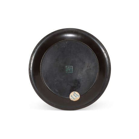 THREE MOTHER-OF-PEARL-INLAID AND GOLD FOILED LACQUER DISHES AND TWO MOTHER-OF-PEARL-INLAID FLORAL-FORM HEXAGONAL LACQUER DISHES - фото 5