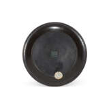 THREE MOTHER-OF-PEARL-INLAID AND GOLD FOILED LACQUER DISHES AND TWO MOTHER-OF-PEARL-INLAID FLORAL-FORM HEXAGONAL LACQUER DISHES - фото 5