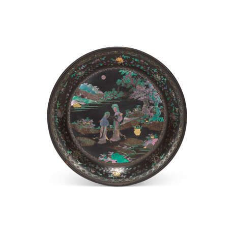 THREE MOTHER-OF-PEARL-INLAID AND GOLD FOILED LACQUER DISHES AND TWO MOTHER-OF-PEARL-INLAID FLORAL-FORM HEXAGONAL LACQUER DISHES - фото 6