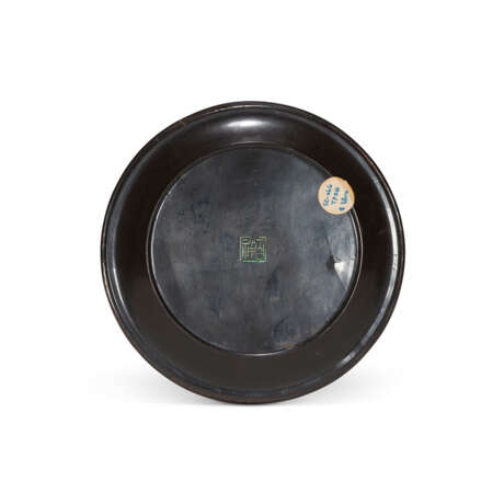 THREE MOTHER-OF-PEARL-INLAID AND GOLD FOILED LACQUER DISHES AND TWO MOTHER-OF-PEARL-INLAID FLORAL-FORM HEXAGONAL LACQUER DISHES - фото 7