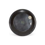 THREE MOTHER-OF-PEARL-INLAID AND GOLD FOILED LACQUER DISHES AND TWO MOTHER-OF-PEARL-INLAID FLORAL-FORM HEXAGONAL LACQUER DISHES - фото 7